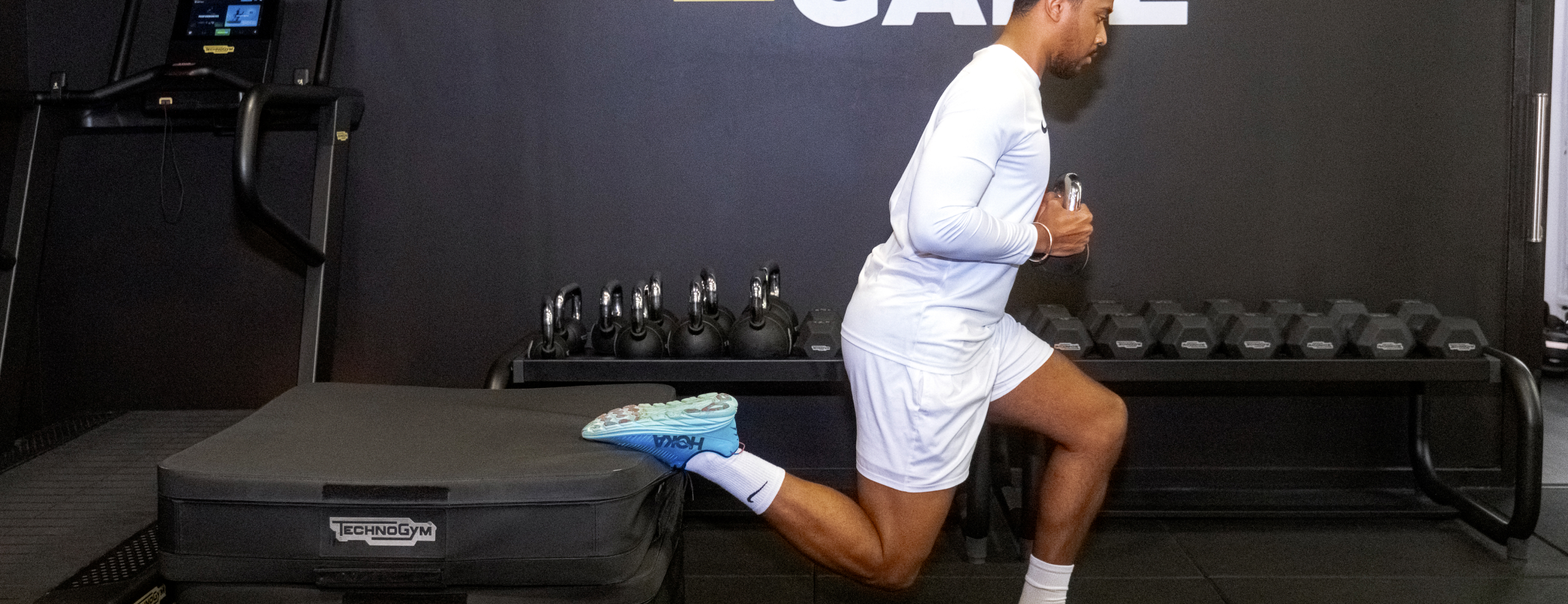 Sportif realisant un entraînement ciblé pour les jambes - Blazepod | Koss Sport Paris