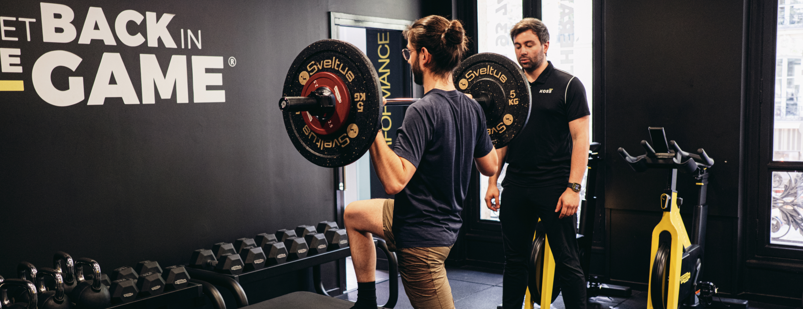 Jeune Homme realisant un exercice de step-up avec haltères - Dynamometre musculaire | Koss Sport Paris