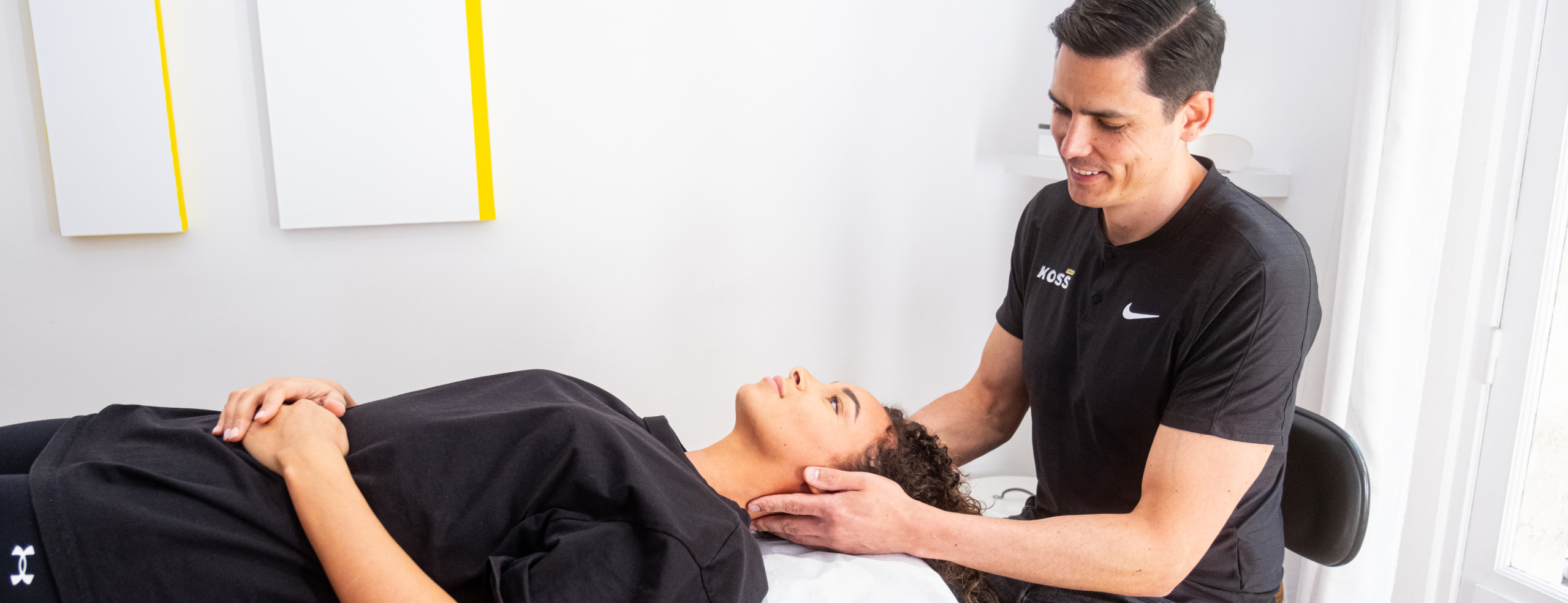 Thérapeute manipulant délicatement le cou - Que fais un kinésitherapeute | Koss sport Paris