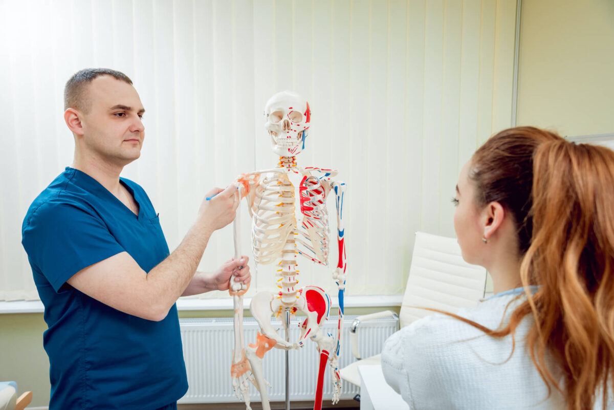 médecin qui prescrit des séance de kiné